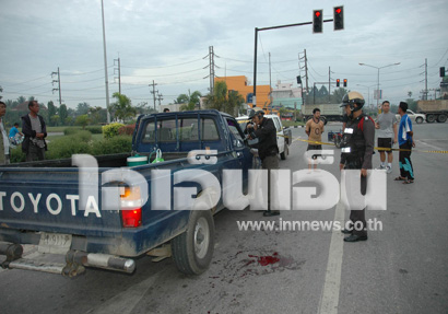 คนร้ายยิง 2 สามีภรรยา กลางสี่แยก ดับ 1 เจ็บ 1  